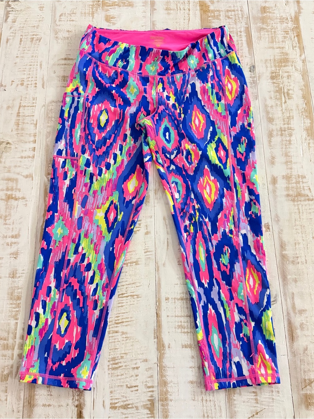 Lilly Pulitzer Luxletic 21” Weekender Crop Leggings Neon Ikat UPF50+ Large
